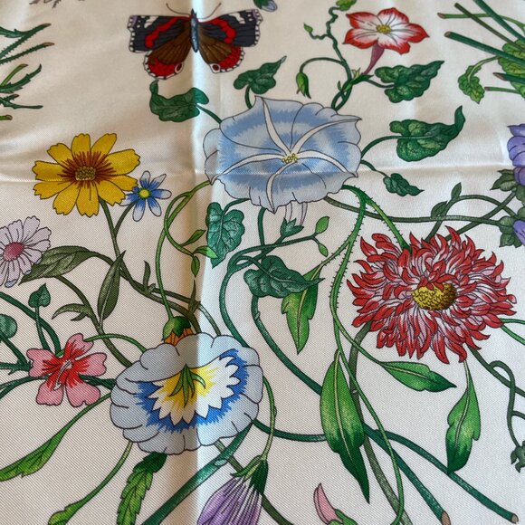 NWOT Vintage Gucci Floral Silk Scarf by V. Accornero - Picture 13 of 14